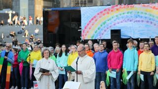 Bendición de parejas gay a las puertas de la catedral de Colonia