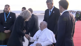 Macron despide al Papa en el aeropuerto de Marsella con suma cordialidad