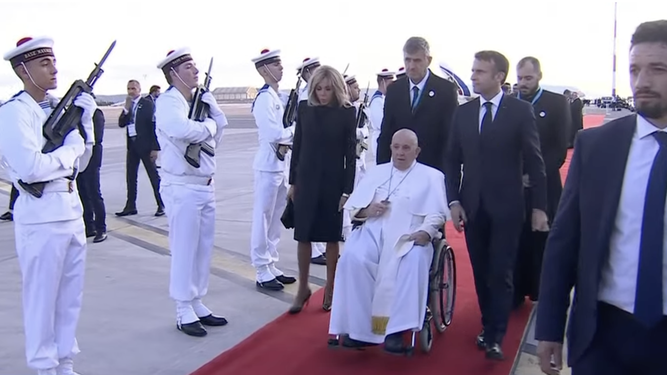 Macron despide al Papa
