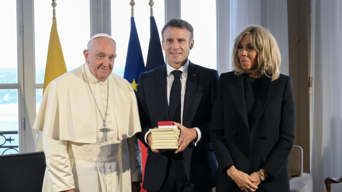 El papa Francisco, Macron y su esposa