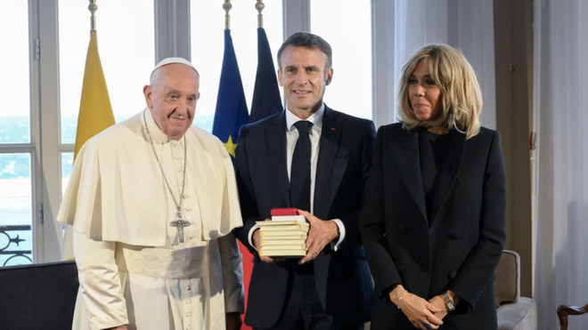 El papa Francisco, Macron y su esposa