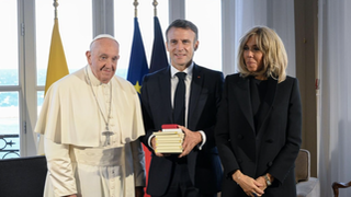 El papa Francisco, Macron y su esposa