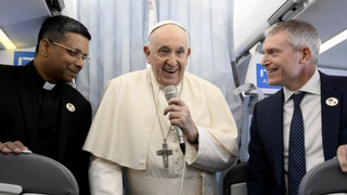 El Papa, en el avión