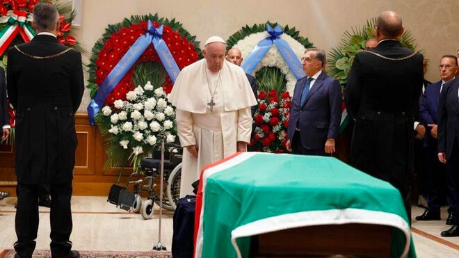 Francisco en la capilla ardiente de Giorgio Napolitano
