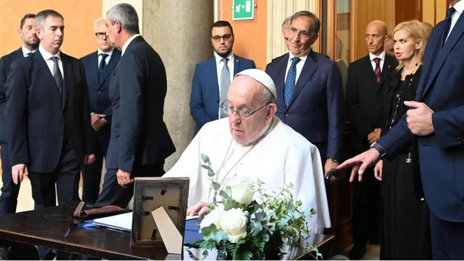 Francisco en las exequias de Giogio Napolitano