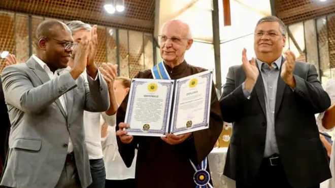 El padre Lancellotti recibe el reconocimiento a su labor social