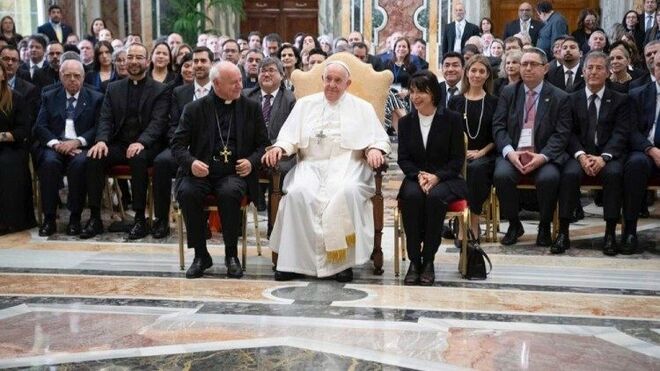 El Papa durante la audiencia con los rectores de las universidades latinoamericanas junto a monseñor Vincenzo Paglia y Emilce Cuda. Foto Vatican Media