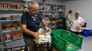 Voluntarios en un banco de alimentos