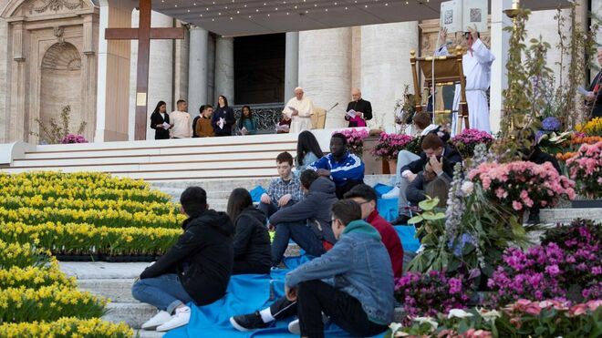 Jóvenes en la plaza de San Pedro junto al Papa Francisco (Vatican Media)