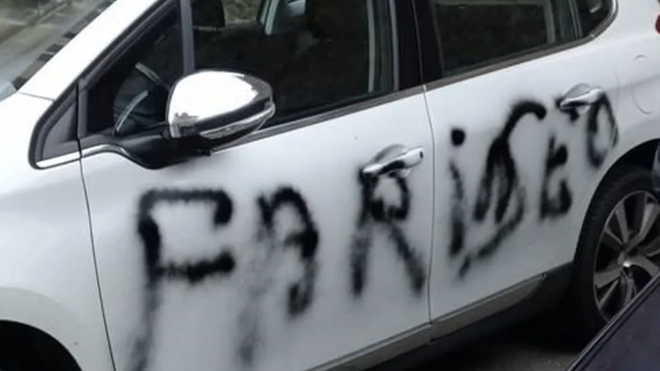 Pintadas en el coche del dura de Pontedeume