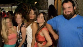 El cura, con algunas amigas, en una foto publicada en sus redes sociales