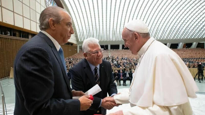 El doctor Tallaj, a la izda, y el papa Francisco