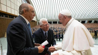 El doctor Tallaj, a la izda, y el papa Francisco