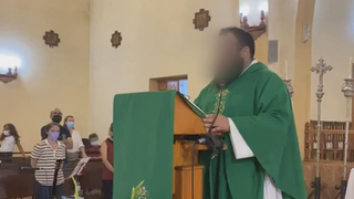 El cura de Málaga detenido, durante una celebración