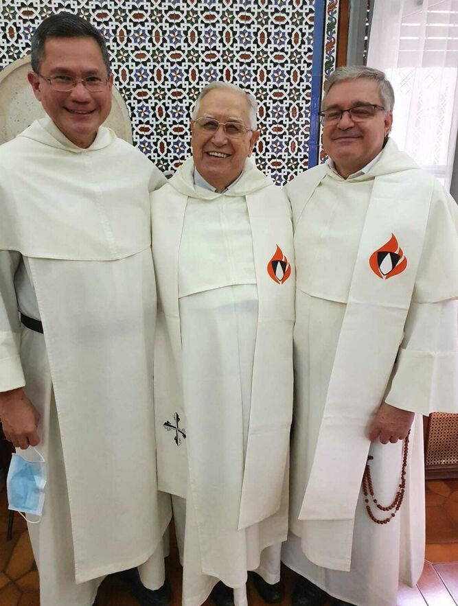 Fr. Manuel junto al Maestro General de la Orden, Fr. Gerard Timoner y el Provincial, Fr. Jesús Sariego.