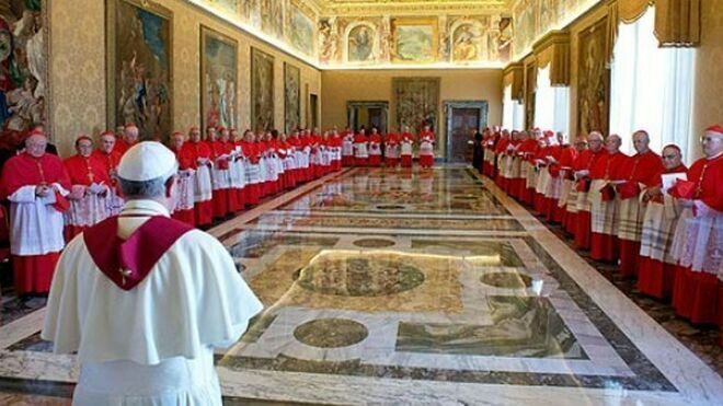 El Papa, con los miembros del Colegio Cardenalicio