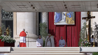 El entonces cardenal Prevost, en una ceremonia con Francisco