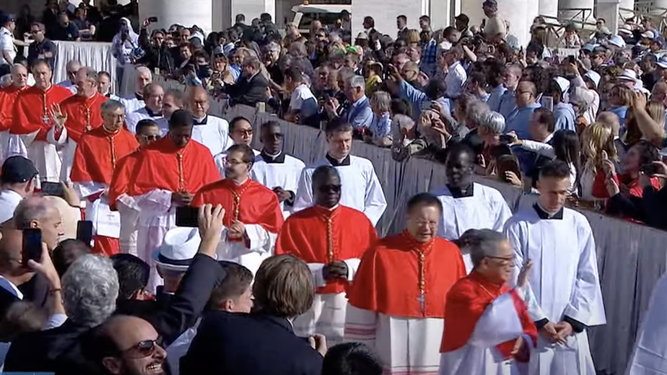 Cobo, en el centro de la procesión de nuevos cardenales