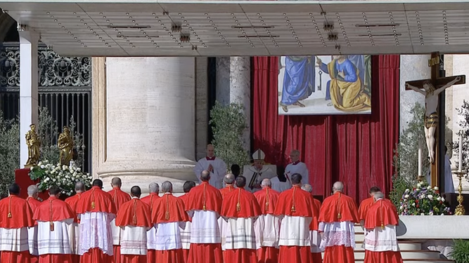 El Papa bendice a los nuevos cardenales