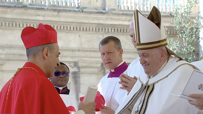 El Papa entrega la birreta a Víctor Manuel Fernández