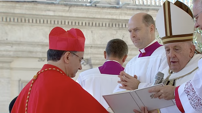 El neo cardenal Aguiar, con el Papa