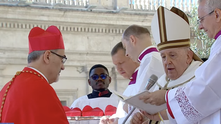 Pizzaballa, recibiendo la birreta