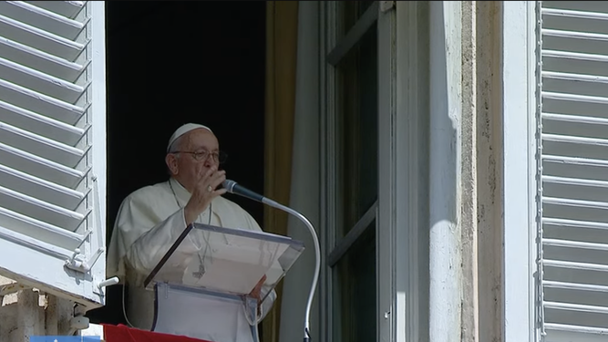 El Papa saluda a los fieles desde la ventana del Angelus