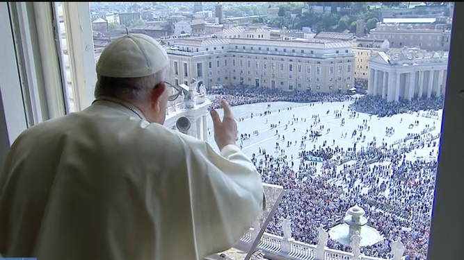 El Papa bendice a los fieles desde el balcón