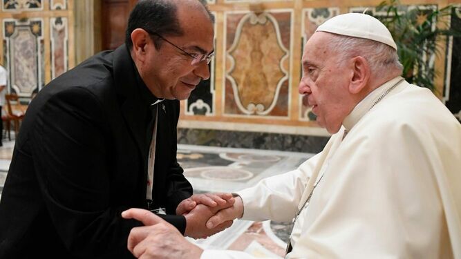 Francisco saluda al superior general de los Misioneros del Sagrado Corazón de Jesús, el hermano Abzalòn Alvarado Toval