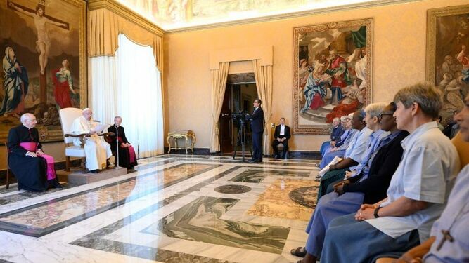 El Papa lee su discurso en la audiencia a la Fraternidad de las Hermanitas de Jesús