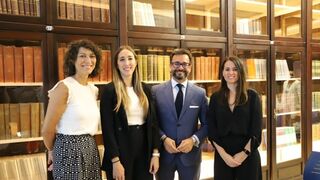 Paula Villegas Martos y los directores de la tesis