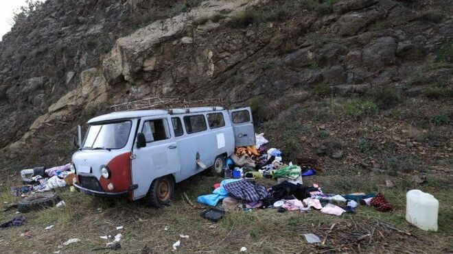 Furgoneta abandonada de evacuados armenios que huyen del conflicto