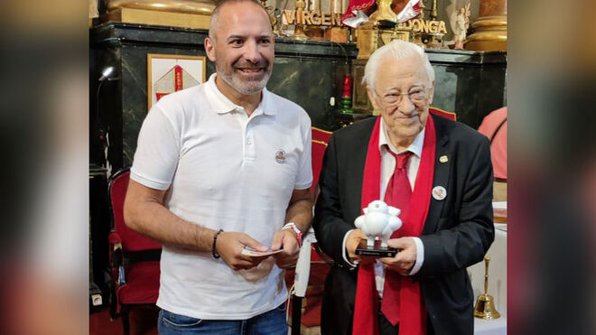 El padre Ángel entrega a José Manuel Fernández  la Paloma de Mensajeros de la Paz