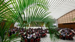 Las mesas redondas, dispuestas en el Aula Pablo VI