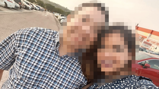 El padre Roberto, junto a la mujer que lo acusa de acoso