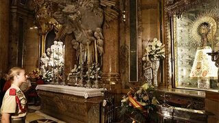 La princesa Leonor, ante la Virgen del Pilar