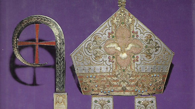 Jerarquía con mitra y báculo