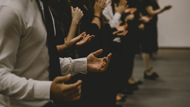 Oración en un encuentro cristiano en Brasil