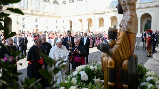 Francisco, con Omella y el abad de Montserrat, ante la imagen de la Moreneta
