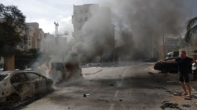 Coches alcanzados en Israel por los cohetes lanzados por Hamas desde Gaza