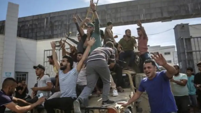 Los milicianos de Hamás se apoderaron de vehículos militares israelíes
