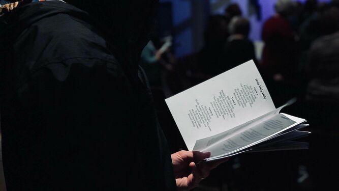 Una persona sostiene un libro de oraciones durante una celebración religiosa