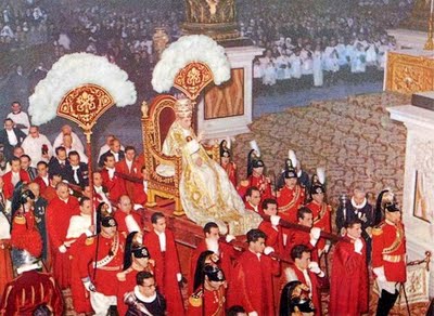 Pío XII llevado en silla gestatoria