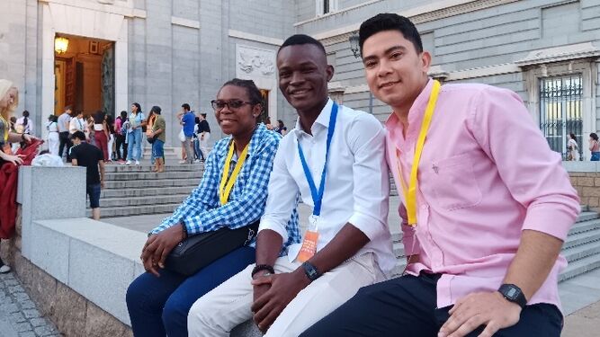 Unos jóvenes participantes, ante la Almudena, donde se celebró una eucaristía presidida por  Cobo