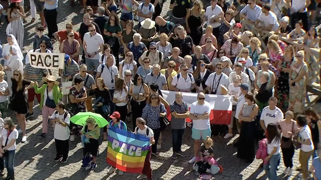Peregrinos en la plaza De San Pedro con pancartas a favor de la paz