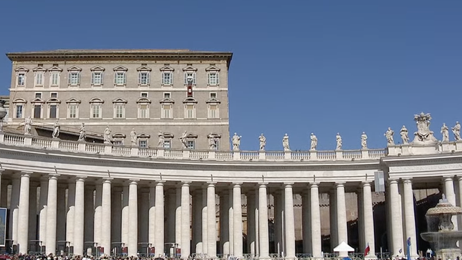 Los fieles esperan a que se asome el Papa al balcón para el rezo del ángelus