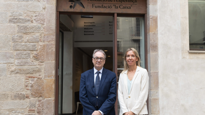 Marc Simón, subdirector general de la Fundación ”la Caixa”, y Núria Danés, directora de la Fundación de la Esperanza,