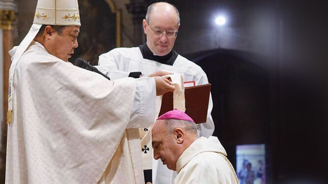 El Nuncio del Papa impone el palio arzobispal a monseñor Benavent