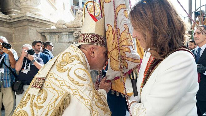 El arzobispo recibe la Reial Senyera de manos de la alcaldesa de la ciudad, Mª José Catalá