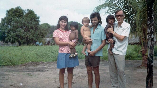 Pedro Casaldáliga con la autora de este texto, Eunice, su marido Luiz y su hijo André al poco tiempo de llegar a la comunidad indígena Apyãwa